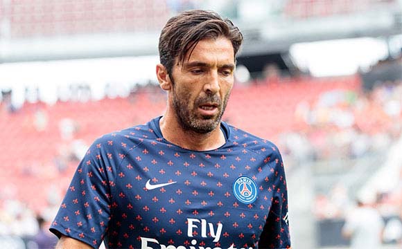 Gianluigi Buffon im Trikot bei PSG