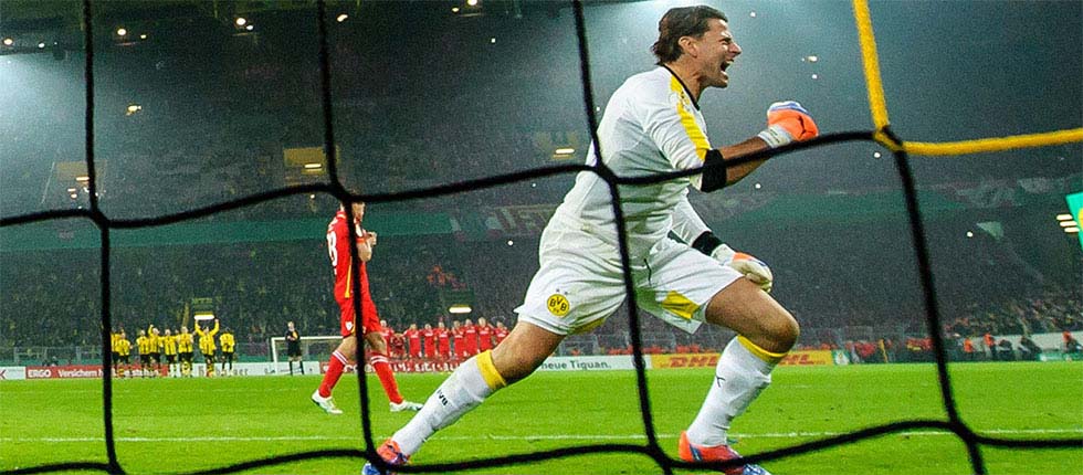 Alle Anspannung fällt ab: Roman Weidenfeller nach einem gehaltenen Elfmeter im DFB-Pokal Spiel gegen Union Berlin.
