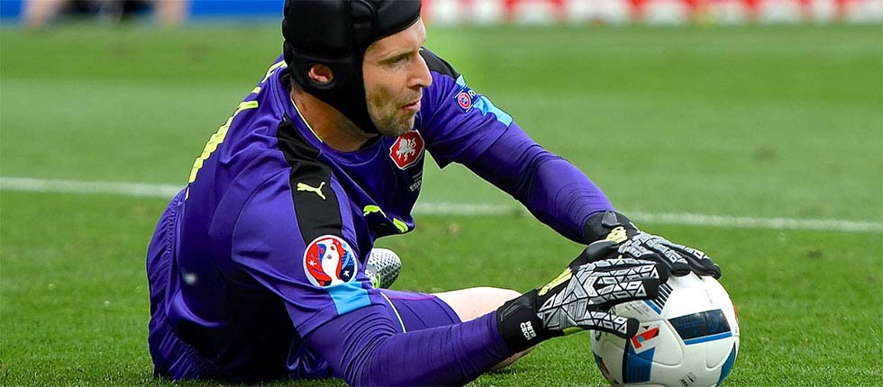 Petr Cech wurde vom Knie des Gegenspielers getroffen und trägt seitdem präventiv einen Kopfschutz. Leider ist er nicht der einzige prominente Torhüter, der von einer schweren Kopfverletzung betroffen war.