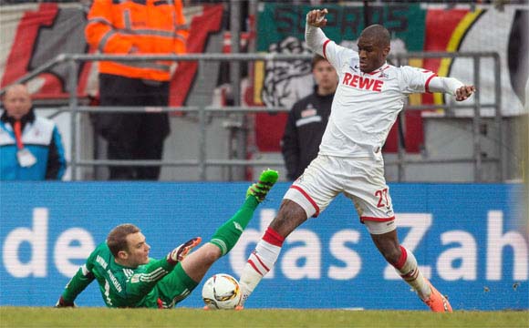 Manuel Neuer versucht den vorbeiziehenden Anthony Modeste aufzuhalten.