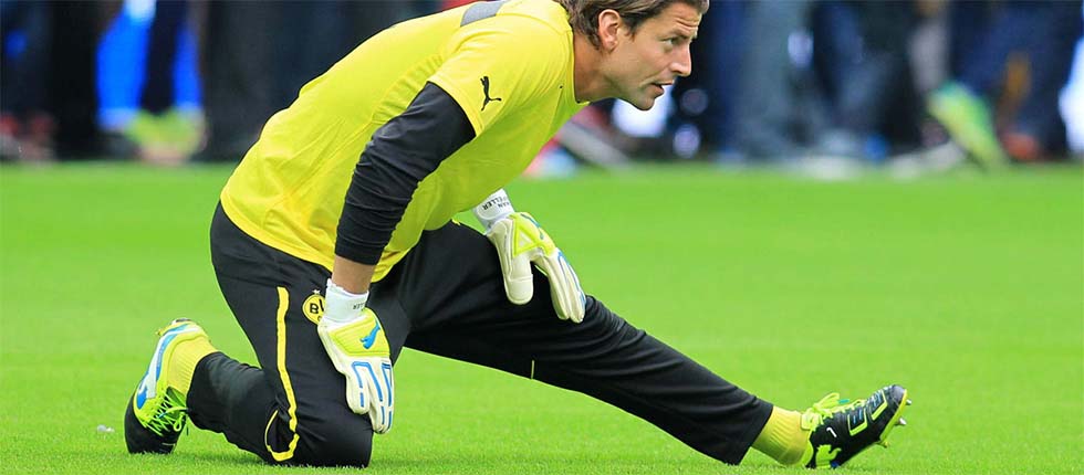 Roman Weidenfeller beim Dehnen vor einem Bundesliga Spiel