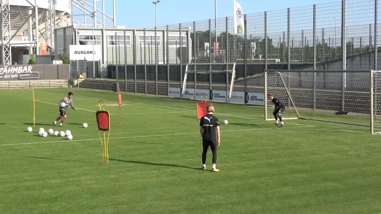 Nach Querpass ins 1 gegen 1