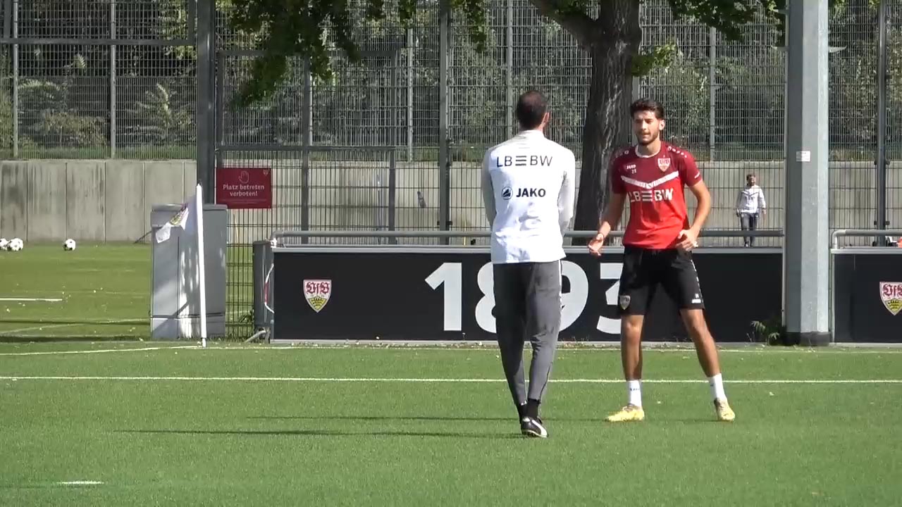 Den Ball fangen oder zurückköpfen?