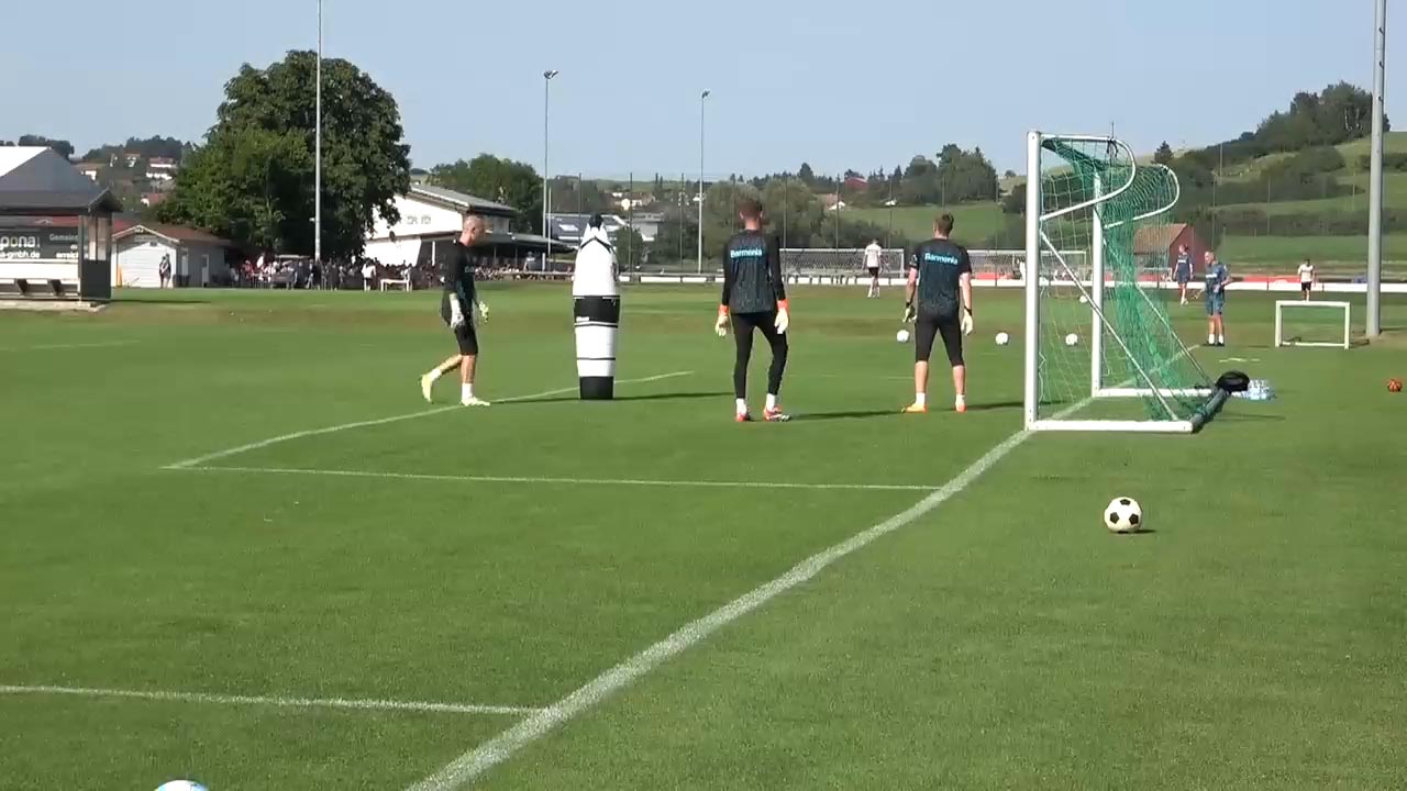 Flankenball und Hüftdrehstoß