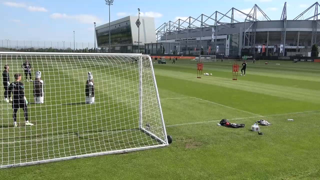 Welcher Spieler schließt aufs Tor ab?