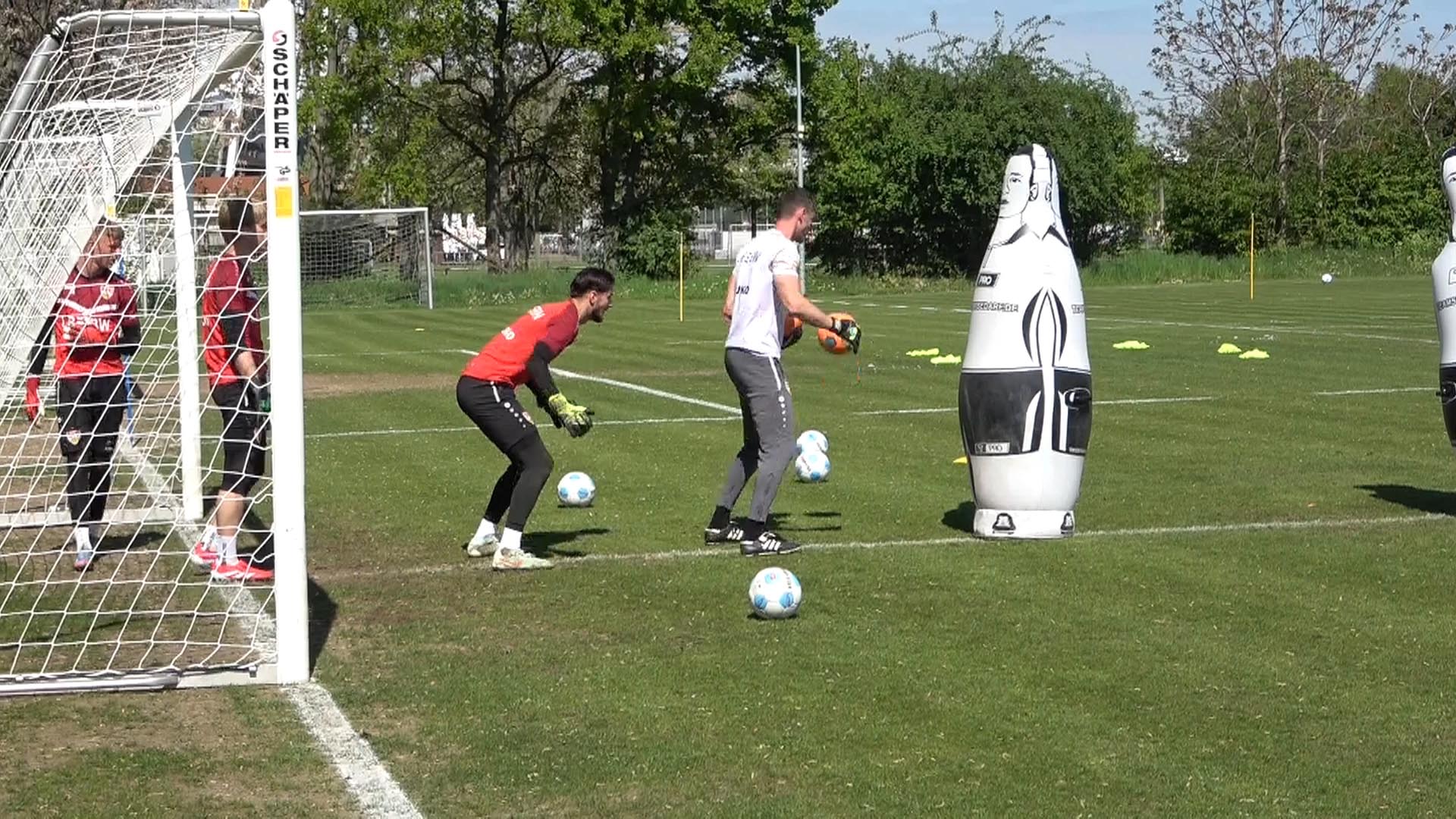 Ballangriff zum geprellten Ball